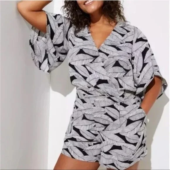Loft Tropical Black & White Print Shorts
Romper V-Neck Size 14 - Picture 1 of 7